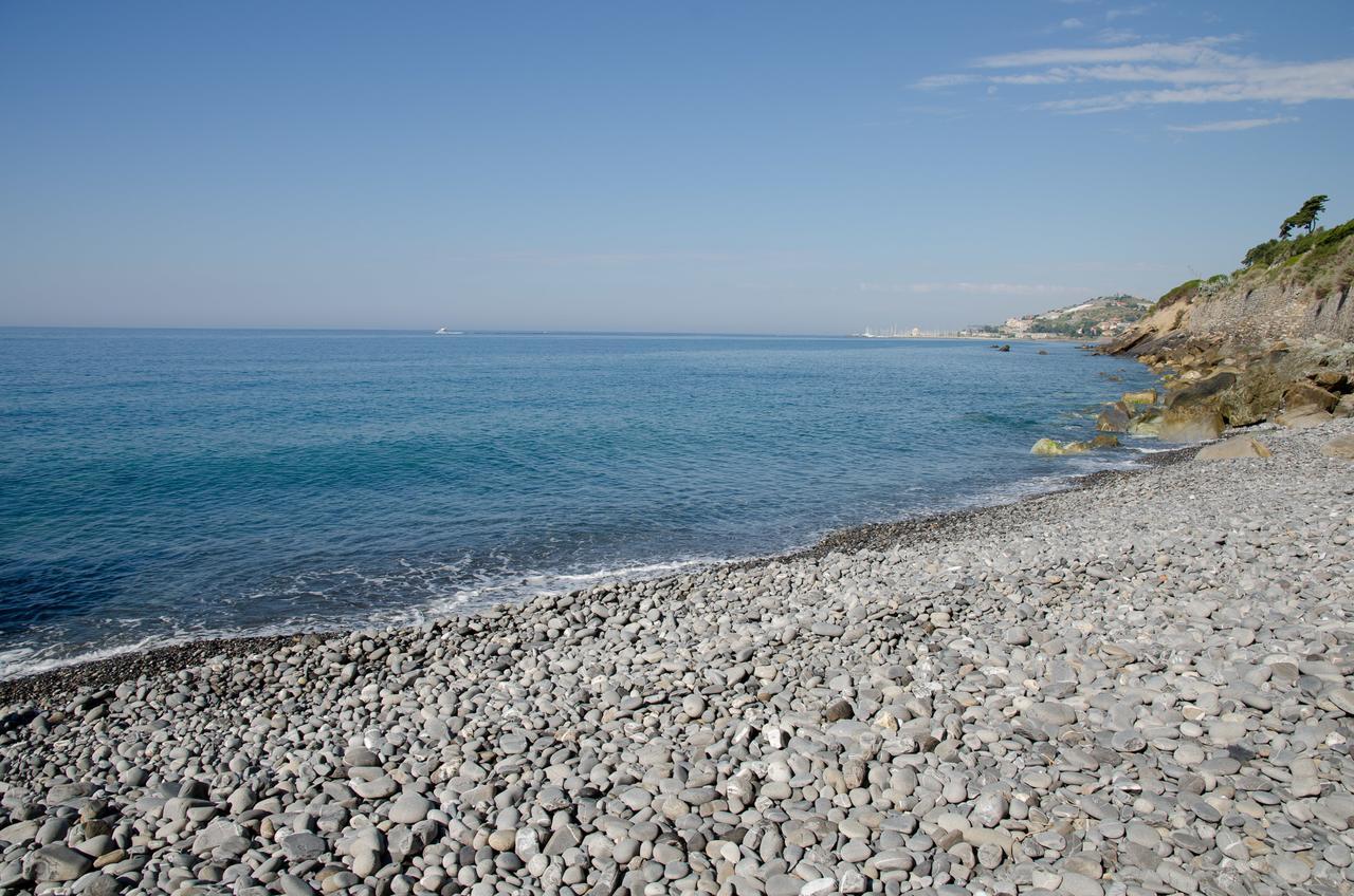 Seaside Holiday Apartment - Unique Location Cipressa Esterno foto